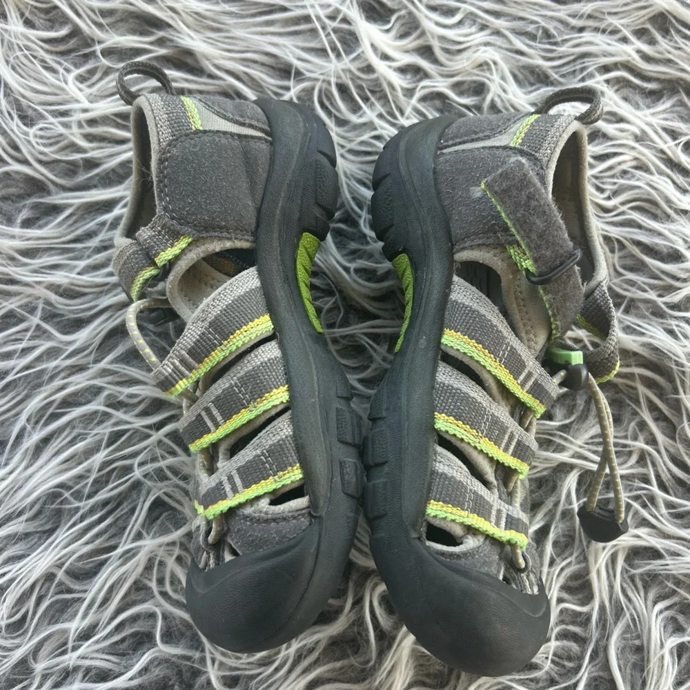 Keen Sandals Boys size 13 green gray Hiking Shoes. Very good used condition.